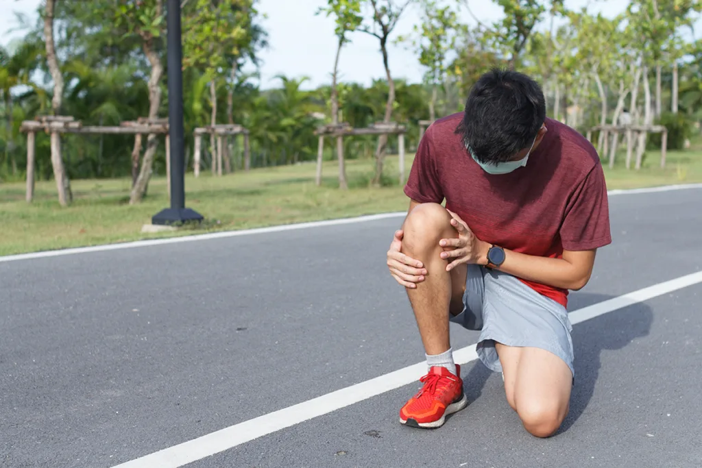 วิ่ง แล้ว เจ็บ หน้าแข้ง มีสาเหตุและวิธีรักษาอย่างไร Medical Blog Thai Sport man suffering with pain on sports running knee injury afte